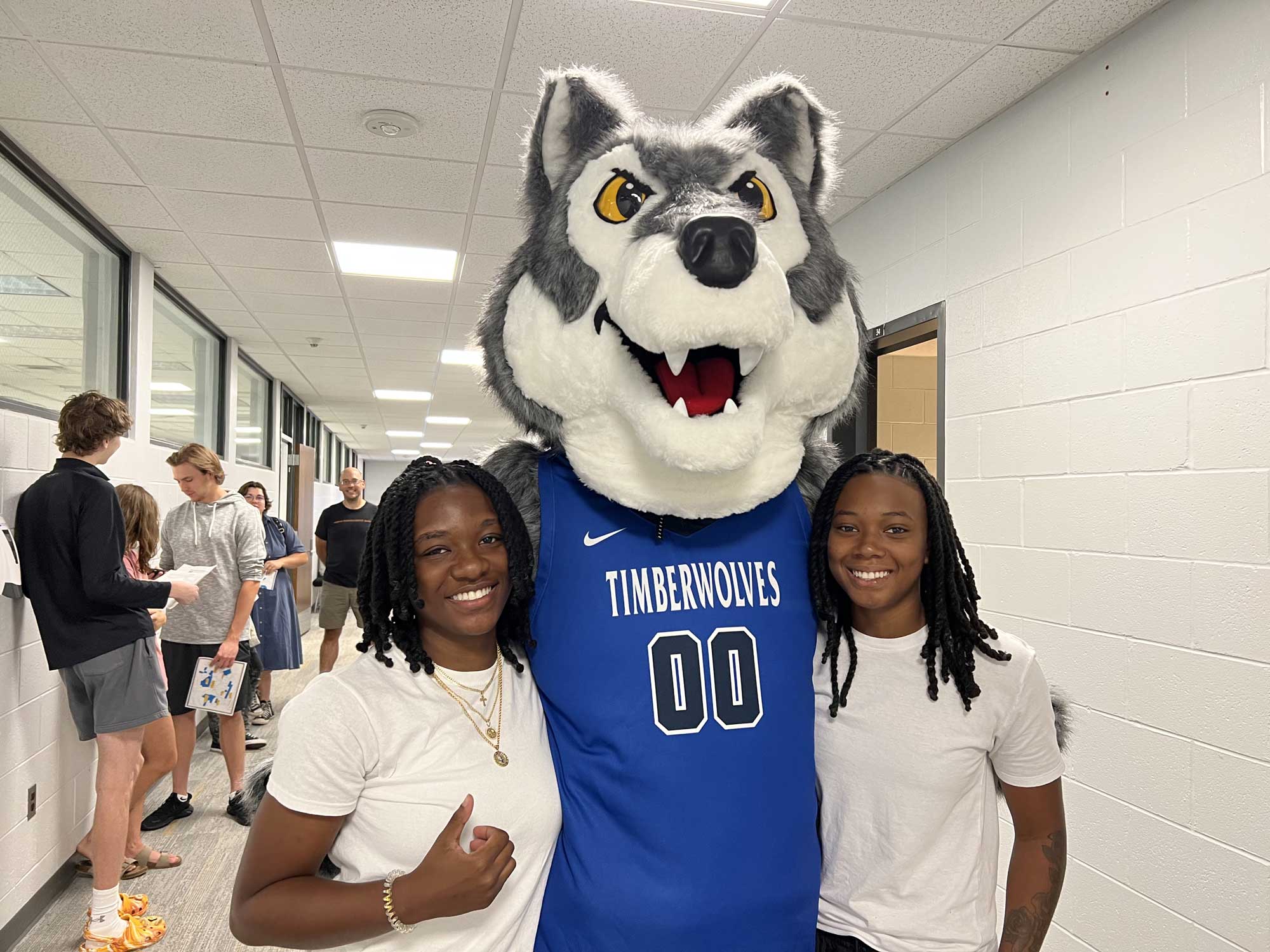 大发六合彩 Students standing with Timberwolf Mascot